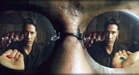 Červená pilulka, která v Matrixu Neovi umožní poznat pravou realitu za světem iluzí, je oblíbeným konspiracistickým obrazem.